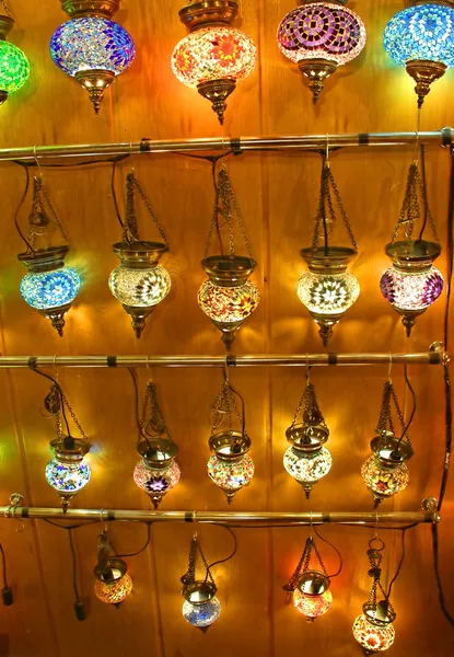 Tureckie lampy na sprzedaż w Grand Bazaar, Stambuł, Turcja — Zdjęcie stockowe
