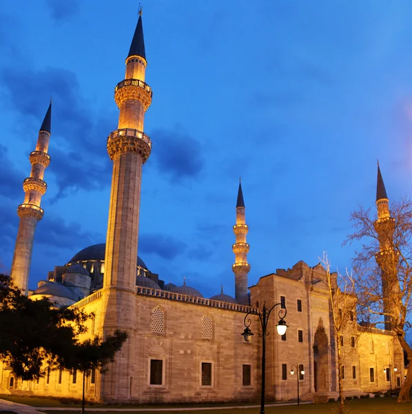 Vista nocturna de la Mezquita Suleymaniye, la más grande de la ciudad, Estambul — Foto de Stock