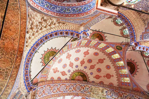 Dentro de la mezquita azul islámica en Estambul, Turquía — Foto de Stock