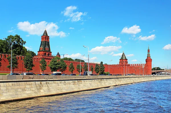 Moscovo Kremlin e Moskva River em dia ensolarado. Rússia — Fotografia de Stock