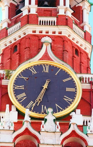 Relógio sinuoso Kremlin da Torre Spasskaya. Moscovo. Rússia — Fotografia de Stock