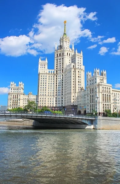 Mehrfamilienhaus am kotelnitscheskaja-Damm in Moskau, Russland — Stockfoto