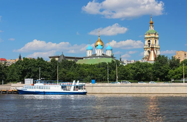 Moscow, Novospasskiy monastery and cruise boat on Moscow river. — Stock Photo, Image