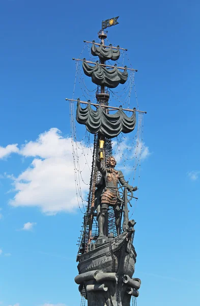 Peter das große Denkmal in Moskau. Das Denkmal wurde von Zereteli anlässlich des 300-jährigen Bestehens der russischen Marine im Jahr 1997 entworfen. — Stockfoto