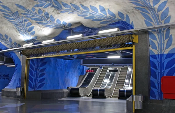 Rolltreppen am t-centralen Bahnhof auf der blauen Linie, stockholm, schweden — Stockfoto