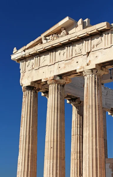 Parte do antigo Pártenon na Acrópole, Atenas, Grécia — Fotografia de Stock