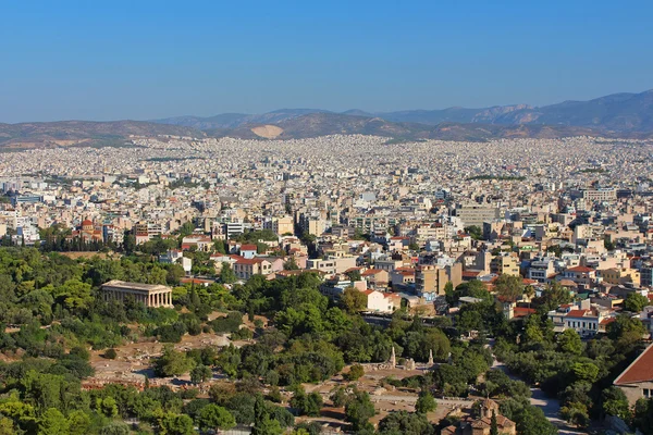 Blick auf den antiken Tempel des Hephaistos in Agora und Stadt Athen — Stockfoto