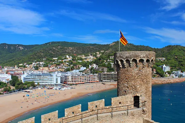 Weergave van tossa de mar dorp van oude kasteel, costa brava, Spanje — Stockfoto