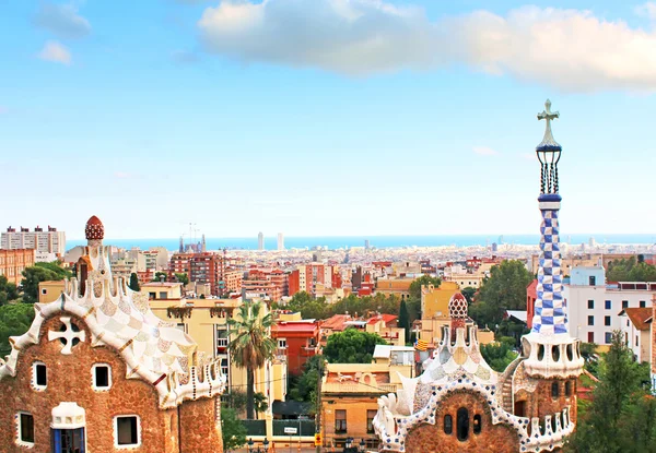 Cerâmica mosaico Park Guell em Barcelona, Espanha. Park Guell é a famosa arte arquitetônica da cidade projetada por Antoni Gaudi e construída nos anos 1900 a 1914 — Fotografia de Stock