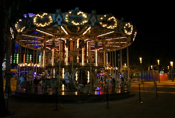 Vista noturna do carrossel vintage iluminado — Fotografia de Stock