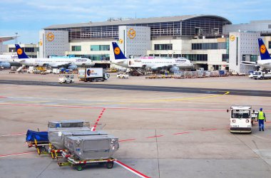 uçak kapısında terminal 1, frankfurt, Almanya