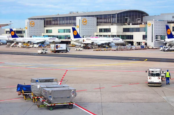 Aeronaves no portão do Terminal 1, Frankfurt, Alemanha — Fotografia de Stock