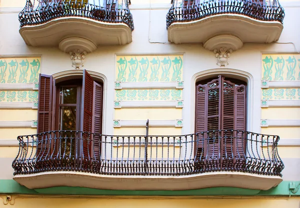 Balkonları eski evinde Barcelona, İspanya — Stok fotoğraf