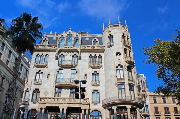 Byggnad fasad av stor arkitektoniskt intresse i staden barcelona, Spanien — Stockfoto