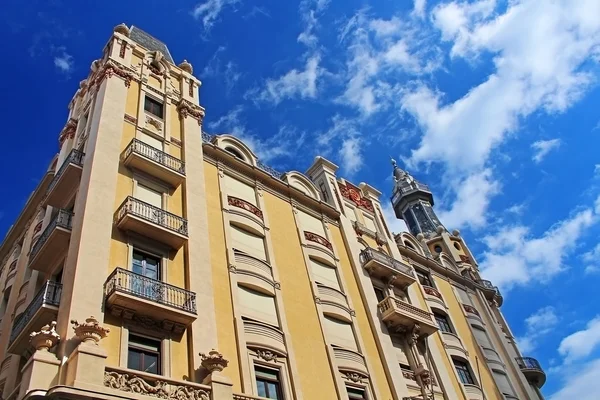 Byggnad fasad av stor arkitektoniskt intresse i staden barcelona, Spanien — Stockfoto