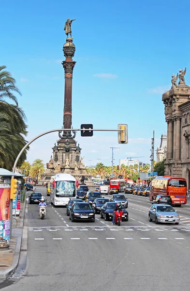 在巴塞罗那，西班牙的哥伦布纪念碑附近的交通 — 图库照片