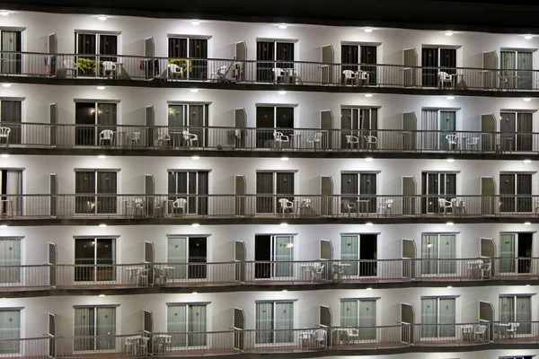 Балкони сучасного готелю вночі — стокове фото