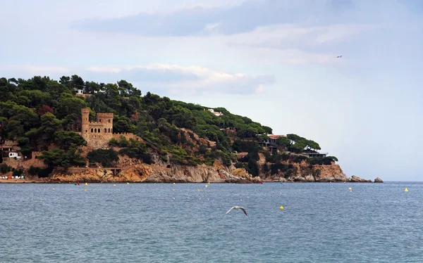 Castell d 'en Plaja situado al final de la playa de Sa Caleta en Lloret de Mar, Costa Brava, España —  Fotos de Stock