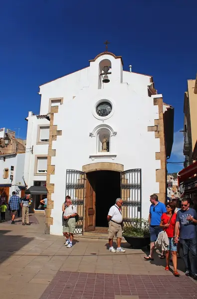 La gente está caminando por la calle cerca de la Capilla del Mare de Deu del Socors en Tossa de Mar, España — Foto de Stock