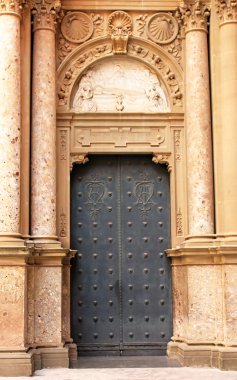 santa maria de montserrat Manastırı monistrol de montserrat, Katalonya, İspanya kapısı. meşhur montserrat virgin için