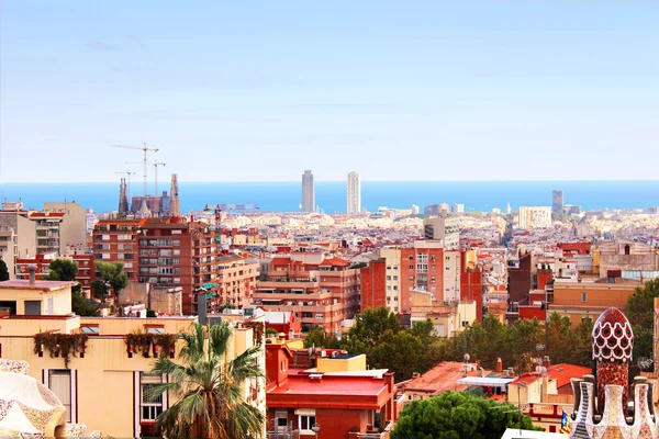 Vista panorámica de Barcelona desde el Parque Güell en un día soleado. España — Foto de Stock