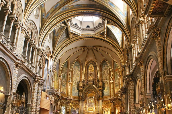 Interno della Basilica dell'Abbazia Benedettina di Santa Maria de Montserrat (fondata nel 1025) a Montserrat, Spagna. Milioni di pellegrini visitano ogni anno l'abbazia — Foto Stock