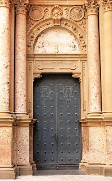 Porta da Abadia de Santa Maria de Montserrat em Monistrol de Montserrat, Catalunha, Espanha. Famosa pela Virgem de Montserrat — Fotografia de Stock