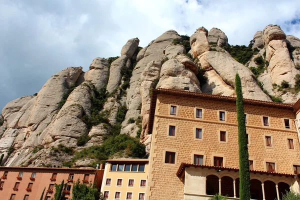 Monasterio de Montserrat es una hermosa abadía benedictina en las montañas cerca de Barcelona, España — Foto de Stock