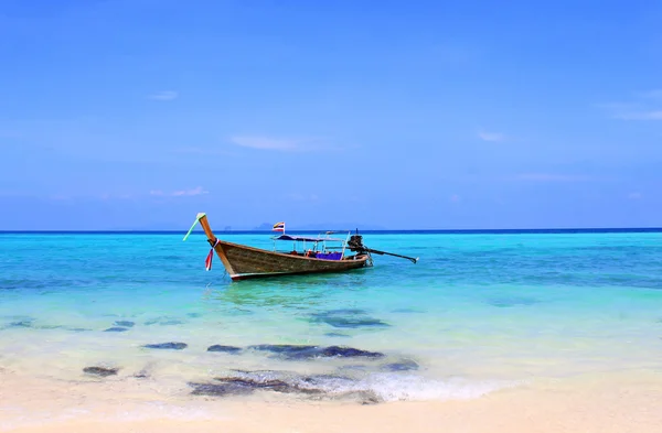 Largo barco en Tailandia — Foto de Stock