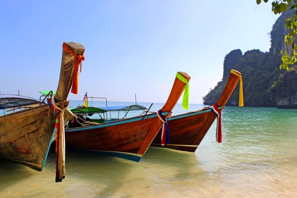 Langschwanzboot am tropischen Strand mit Kalksteinfelsen, Krabi, Thailand — Stockfoto