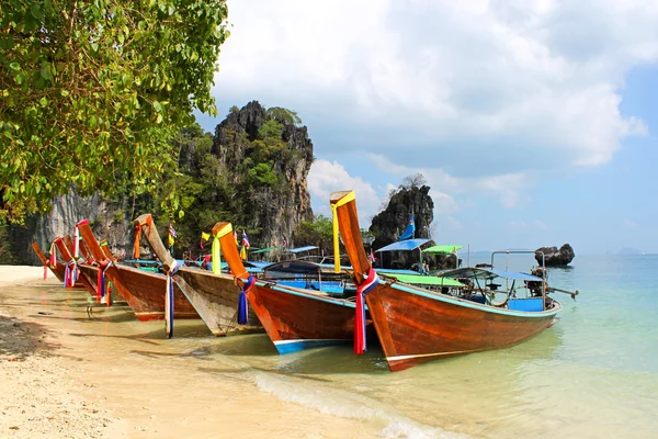 Langschwanzboot am tropischen Strand mit Kalksteinfelsen, Krabi, Thailand — Stockfoto