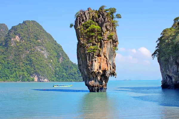 Acqua limpida e cielo blu. Vista da Khao Phing Kan che mostra Ko Tapu, Thailandia — Foto Stock