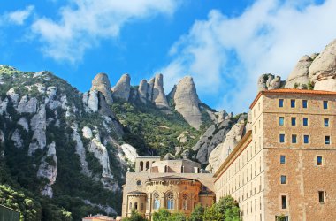 Montserrat monastery barcelona, İspanya yakınındaki dağlarda güzel benedictine abbey kadar yüksek olduğunu