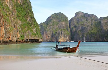 tatil tatil kavramı arka plan - long tail tekne tropikal plaj kalker kaya, krabi, Tayland