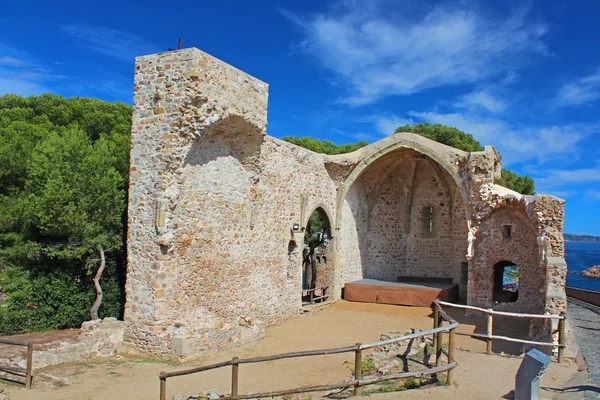 Tossa de mar kerk ruïne, costa brava, Catalonië, Spanje — Stockfoto