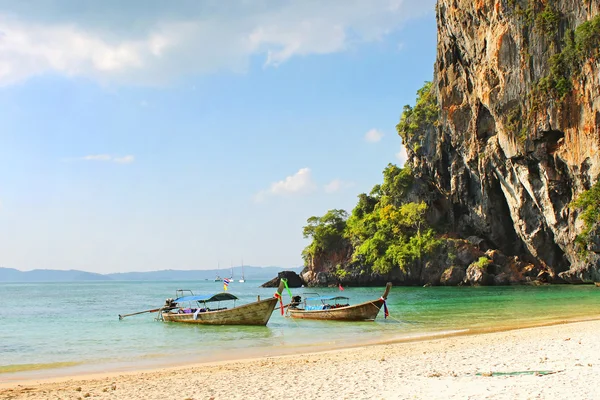 Vacanza concetto di fondo - Barca lunga coda sulla spiaggia tropicale con roccia calcarea, Krabi, Thailandia — Foto Stock