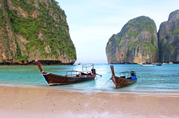 Urlaub Konzept Hintergrund - Long Tail Boot am tropischen Strand mit Kalksteinfelsen, Krabi, Thailand — Stockfoto