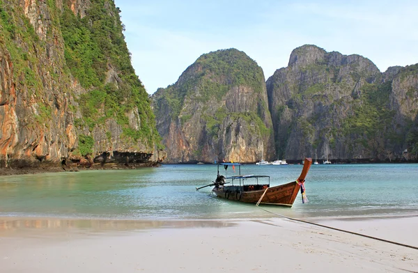 Urlaub Konzept Hintergrund - Long Tail Boot am tropischen Strand mit Kalksteinfelsen, Krabi, Thailand — Stockfoto