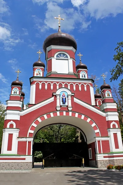 Porten till gamla ortodoxa kyrkan av katedralen st. pantaleon eller St panteleimon i feofania, kiev — Stockfoto