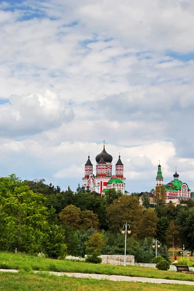 geniş yeşil bahçe görkemli Kilisesi kule