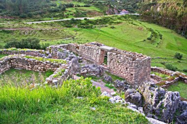 çekim Pucara'ya cusco Vadisi'nın çarpıcı manzaralarını sunmaktadır.
