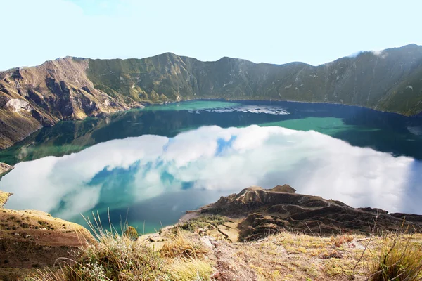 Quilotoa egy vízzel töltött caldera, hogy alakult az összeomlás, a vulkán — Stock Fotó