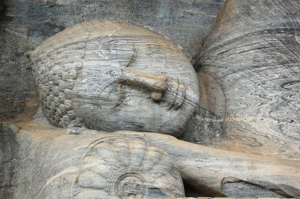 Pose de Bouddha dans le temple Polonnaruwa - capitale médiévale de Ceylan, site du patrimoine mondial de l'UNESCO — Photo