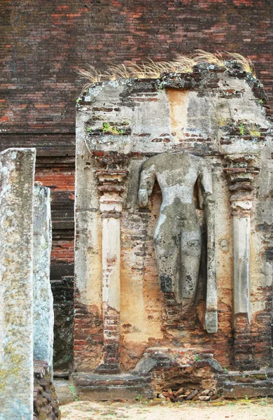 Estátua no templo de Polonnaruwa - capital medieval do Ceilão, Património Mundial da UNESCO — Fotografia de Stock