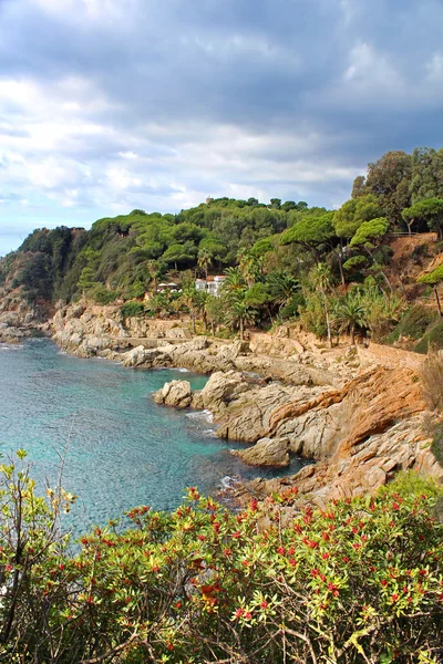 Poblíž lloret de mar na pobřeží. Costa brava, Španělsko — Stock fotografie