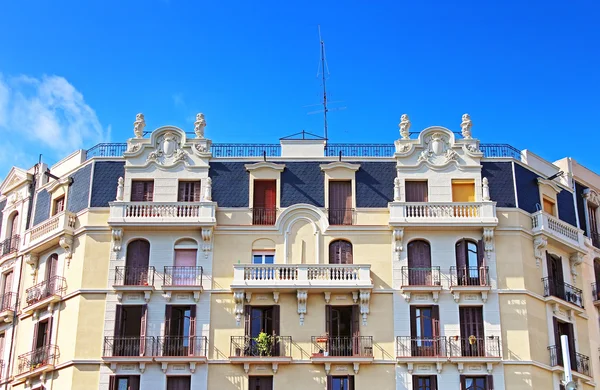 Byggnad fasad av stor arkitektoniskt intresse i staden barcelona, Spanien — Stockfoto