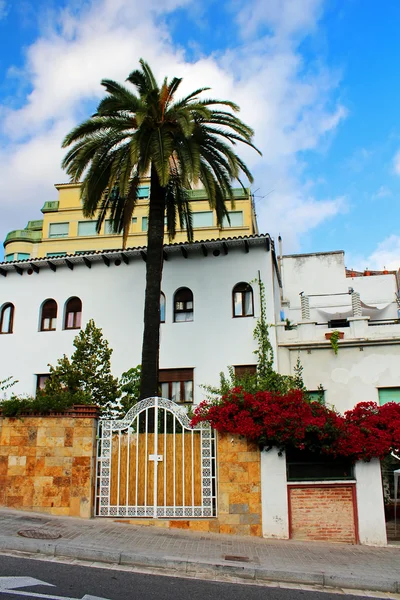 Vit Medelhavsområdet hus i barcelona, Spanien — Stockfoto