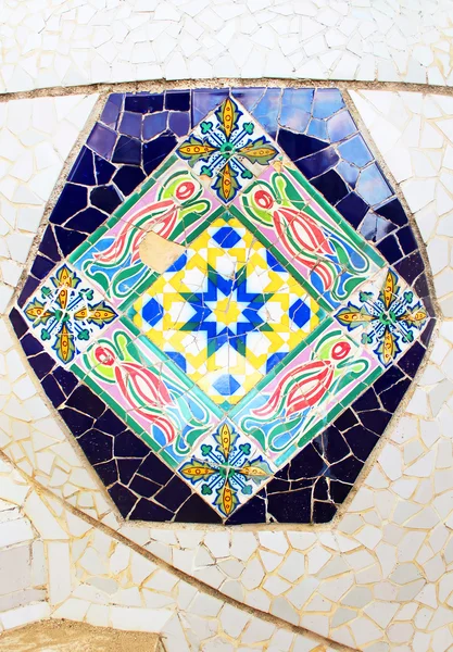 Colorful mosaic in famous Parc Guell in Barcelona, Spain — Stock Photo, Image