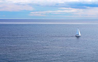 yelkenli tekne deniz ve mavi gökyüzü