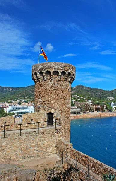 Toren van het oude kasteel en weergave van tossa de mar village, Spanje — Stockfoto